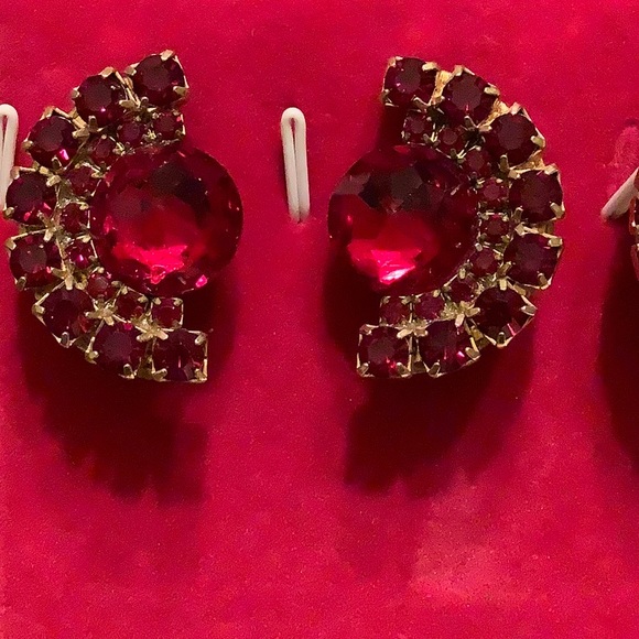 2 pair of Vintage clip on earrings - Picture 2 of 3